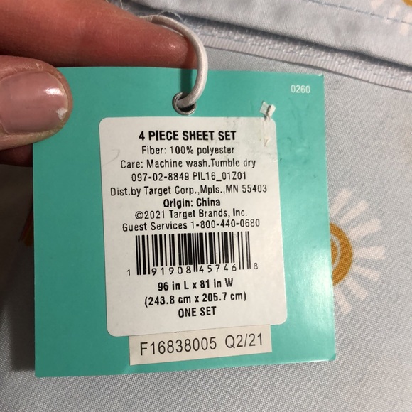 NWT, full bed, 4 piece sheet set. Rainbows , perfect for kids room! - Picture 6 of 7